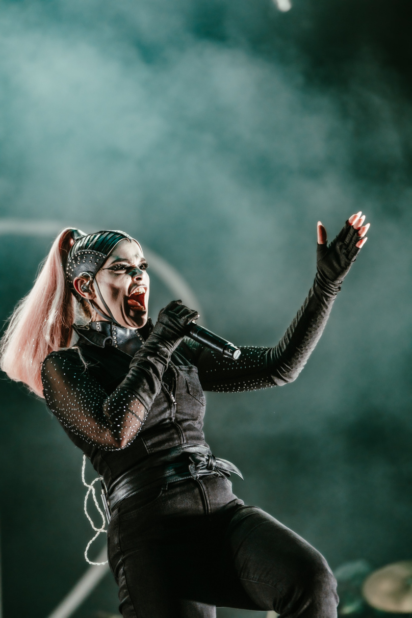 Die 35. Ausgabe des größten Metal-Open-Airs der Welt läuft. Gut 150 Bands treten auf, darunter Def Leppard oder Judas Priest. – Skynd.