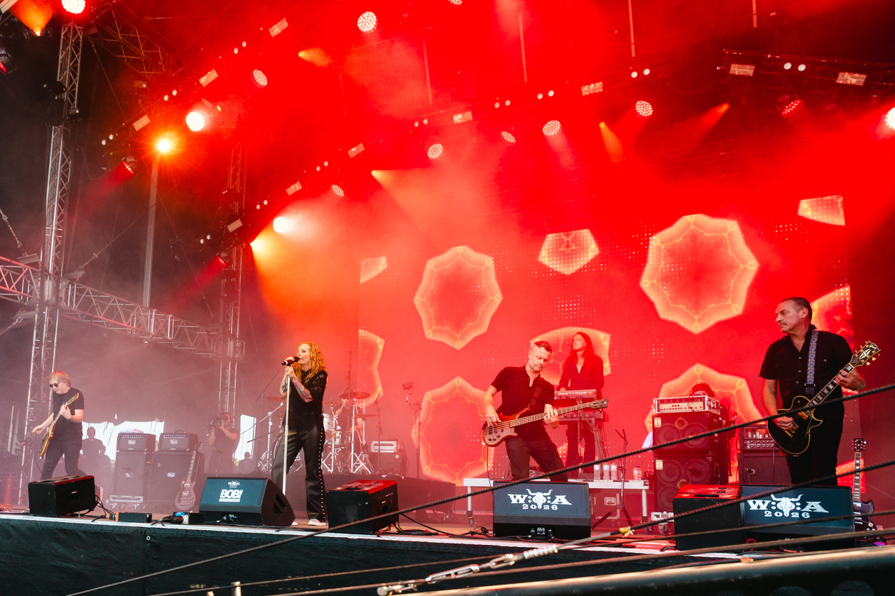 Die 35. Ausgabe des größten Metal-Open-Airs der Welt läuft. Gut 150 Bands treten auf, darunter Def Leppard oder Judas Priest. – The Gathering.