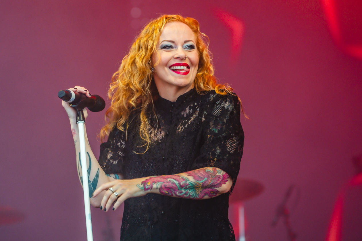 Die 35. Ausgabe des größten Metal-Open-Airs der Welt läuft. Gut 150 Bands treten auf, darunter Def Leppard oder Judas Priest. – The Gathering.