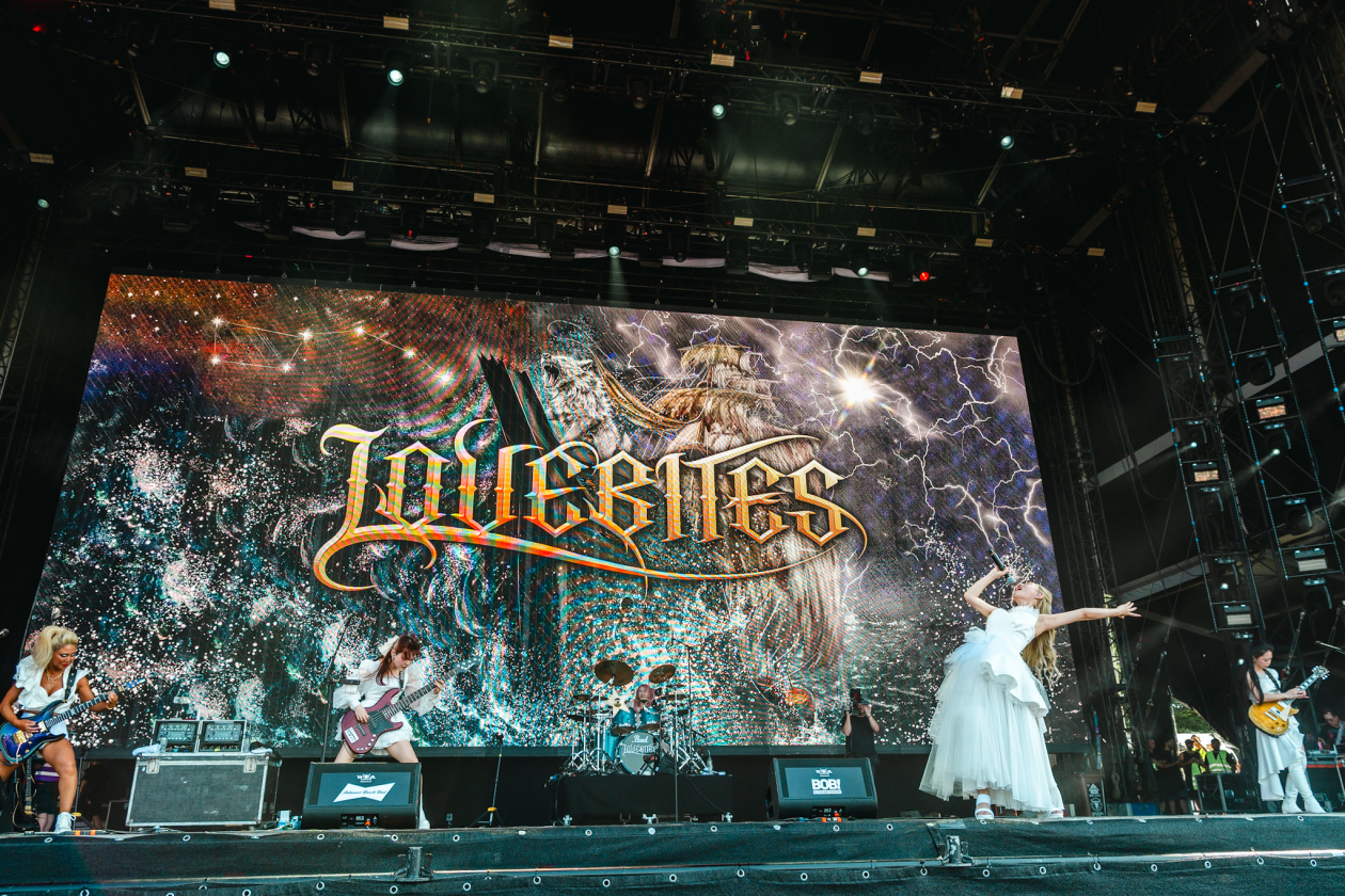Die 35. Ausgabe des größten Metal-Open-Airs der Welt läuft. Gut 150 Bands treten auf, darunter Def Leppard oder Judas Priest. – The Lovebites.