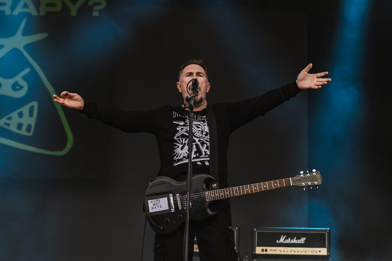 Die 35. Ausgabe des größten Metal-Open-Airs der Welt läuft. Gut 150 Bands treten auf, darunter Def Leppard oder Judas Priest. – Therapy?
