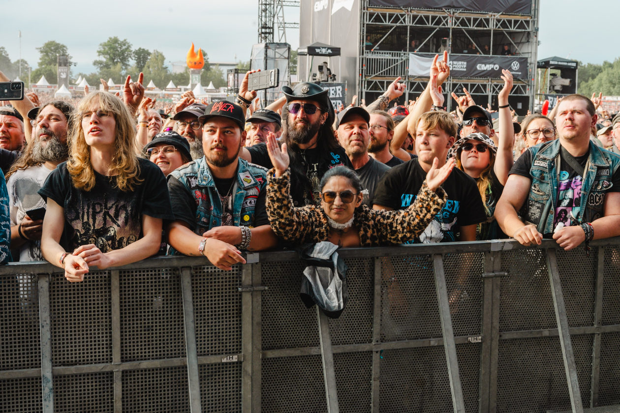 Die 35. Ausgabe des größten Metal-Open-Airs der Welt läuft. Gut 150 Bands treten auf, darunter Def Leppard oder Judas Priest. – Wacken-Crowd.