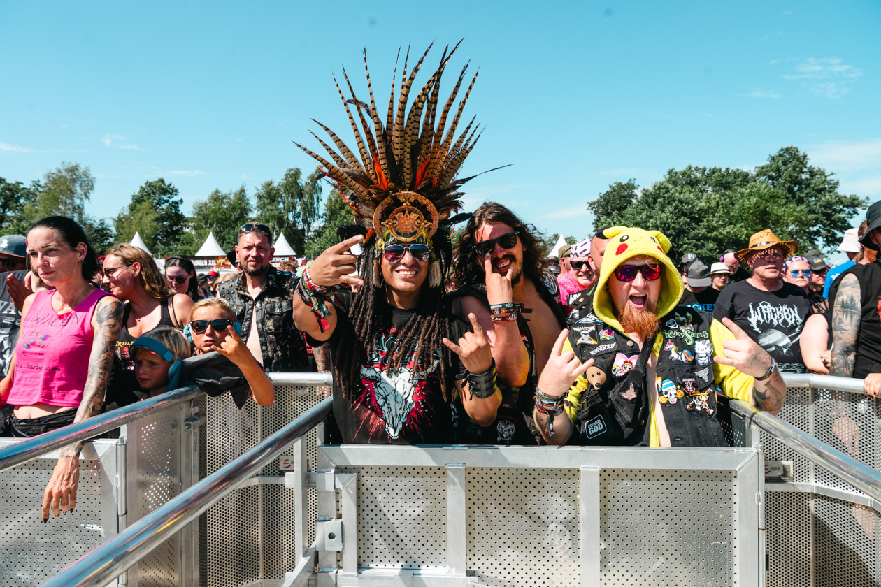 Die 35. Ausgabe des größten Metal-Open-Airs der Welt läuft. Gut 150 Bands treten auf, darunter Def Leppard oder Judas Priest. – Warten auf das Infield-Opening!