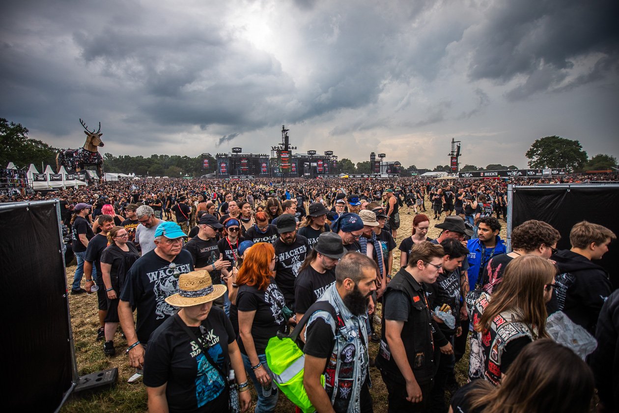 30 Jahre Metöööl: Sabaton, Airbourne, Opeth, Within Temptation,Hammerfall, Body Count, Anthrax u.v.a. feiern mit. – Kurzzeitig musste das Wacken dann wegen eines nahenden Unwetters erneut unterbrochen werden ...