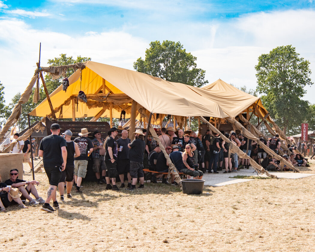 Die Spiele auf dem Holy Ground sind eröffnet: Judas Priest, GWAR u.v.a. beim Wacken Open Air. – Ab in den Schatten.