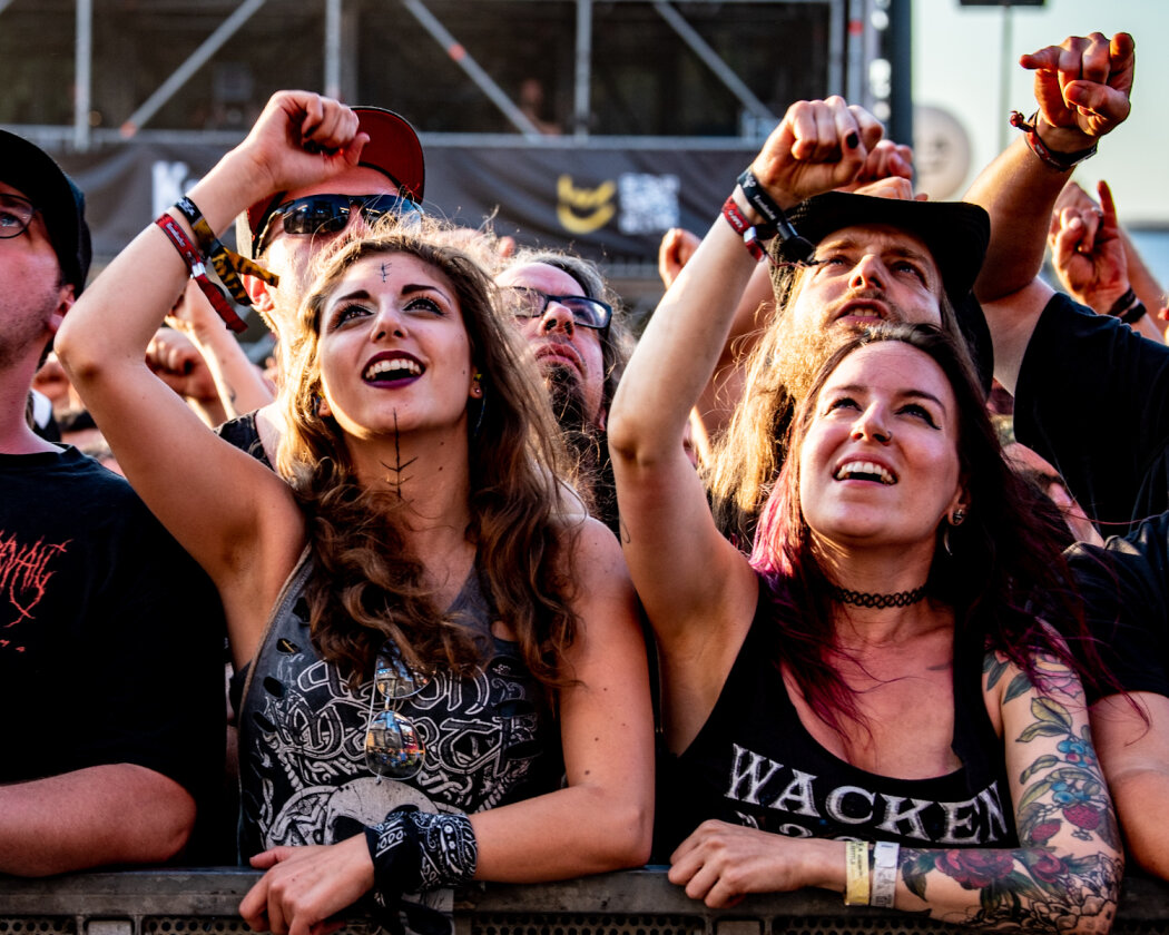Die Spiele auf dem Holy Ground sind eröffnet: Judas Priest, GWAR u.v.a. beim Wacken Open Air. – Fans.