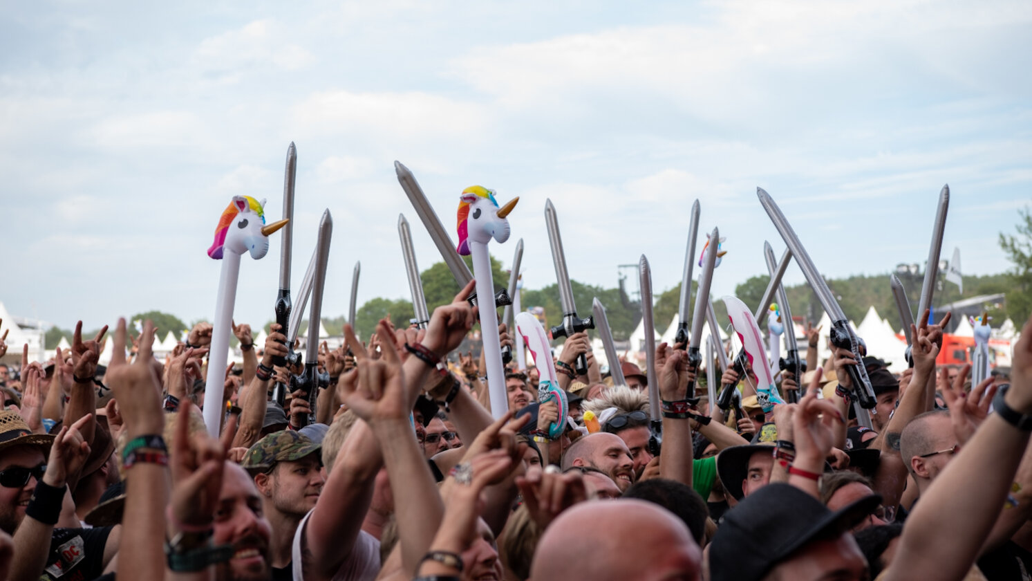 Die Spiele auf dem Holy Ground sind eröffnet: Judas Priest, GWAR u.v.a. beim Wacken Open Air. – Gloryhammer-Fans.