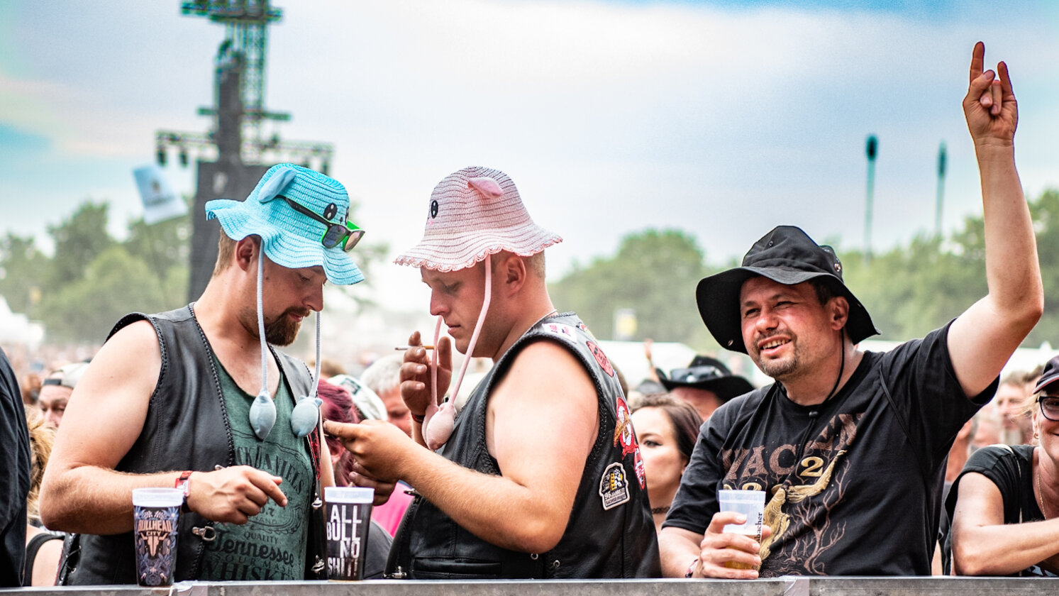 Die Spiele auf dem Holy Ground sind eröffnet: Judas Priest, GWAR u.v.a. beim Wacken Open Air. – Kopfbedeckung? Ein Muss!