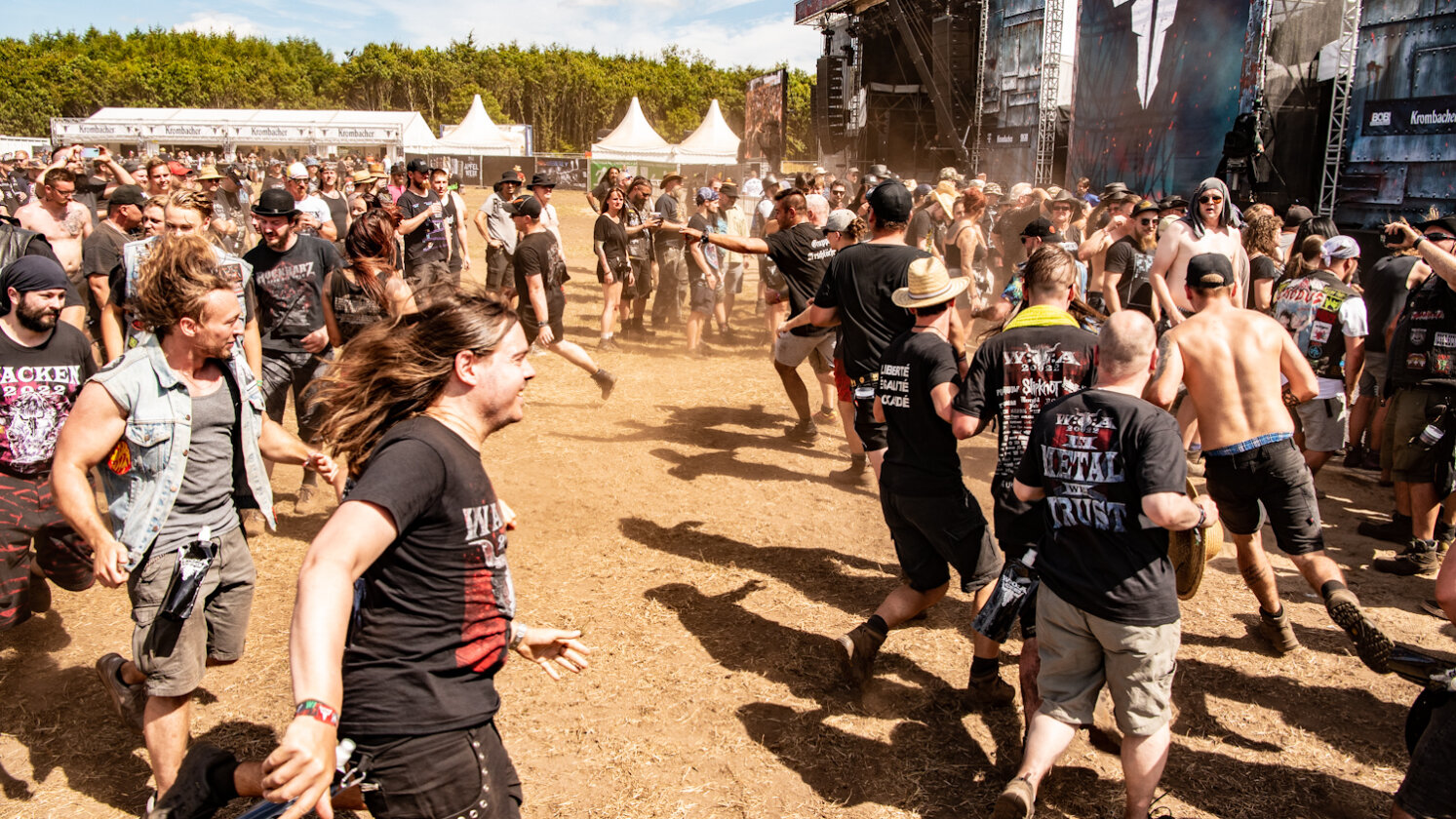 Die Spiele auf dem Holy Ground sind eröffnet: Judas Priest, GWAR u.v.a. beim Wacken Open Air. – Staub und Bier.