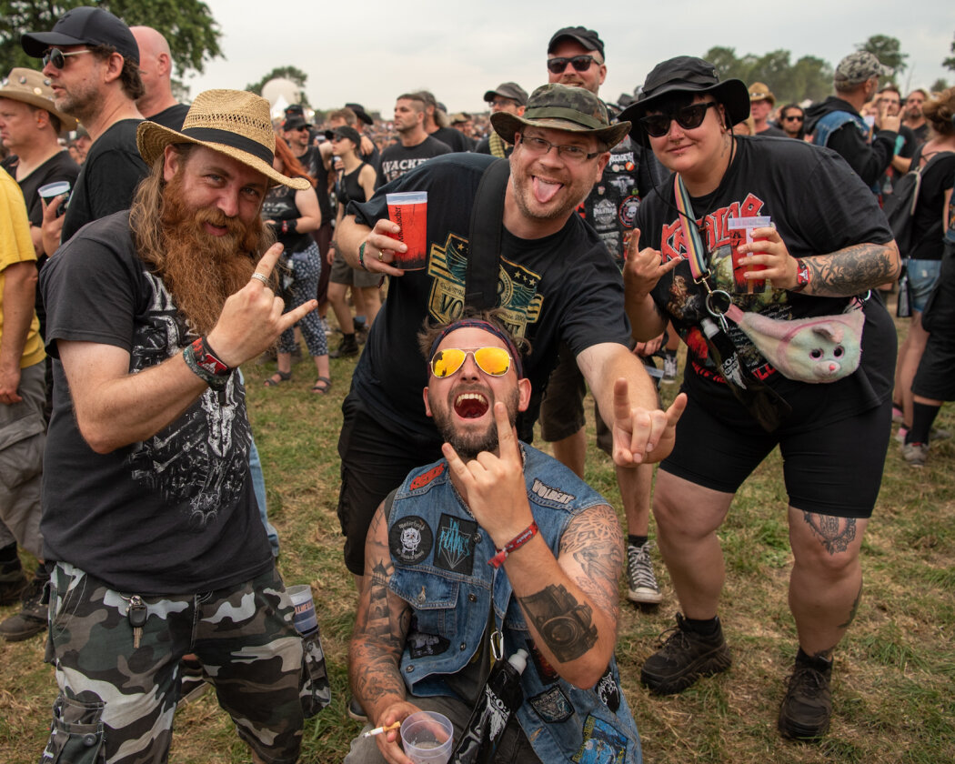 Die Spiele auf dem Holy Ground sind eröffnet: Judas Priest, GWAR u.v.a. beim Wacken Open Air. – Die Stimmung? Sehen sie selbst.