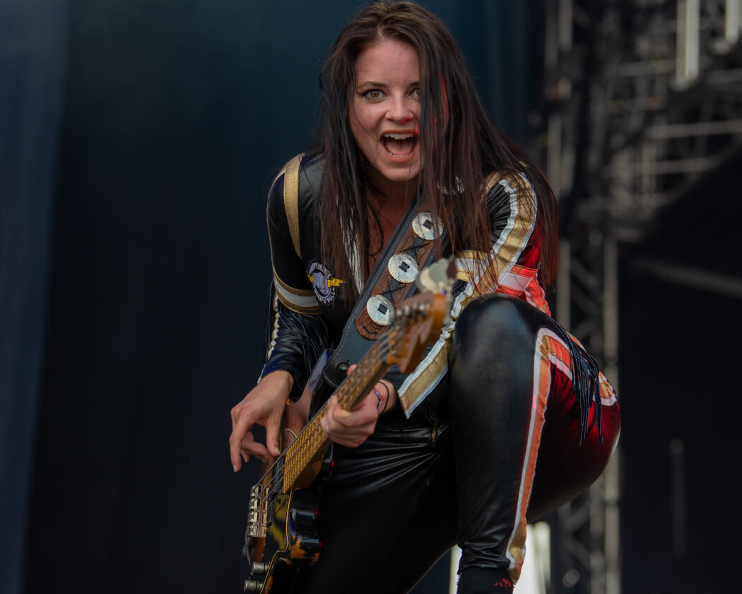 Die Spiele auf dem Holy Ground sind eröffnet: Judas Priest, GWAR u.v.a. beim Wacken Open Air. – Thundermother.
