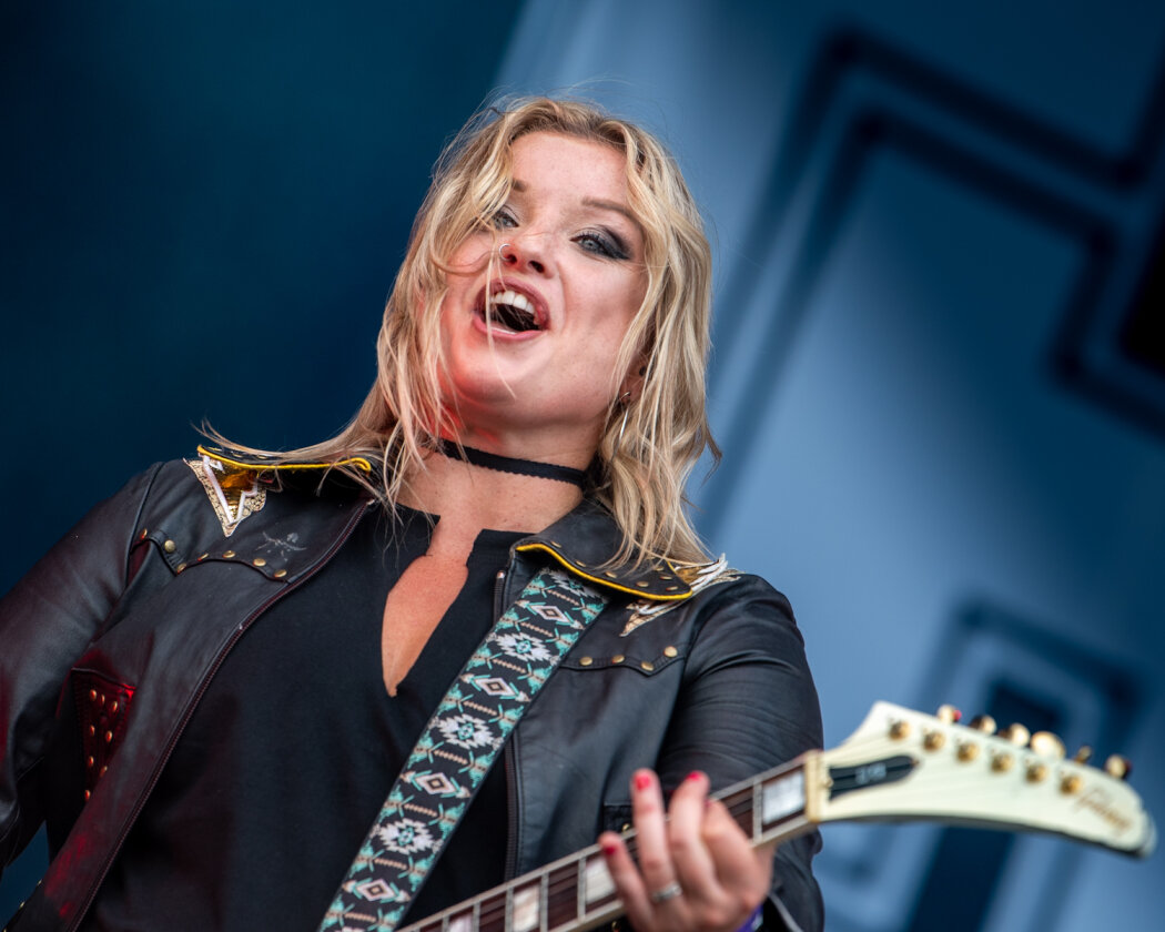 Die Spiele auf dem Holy Ground sind eröffnet: Judas Priest, GWAR u.v.a. beim Wacken Open Air. – Thundermother.