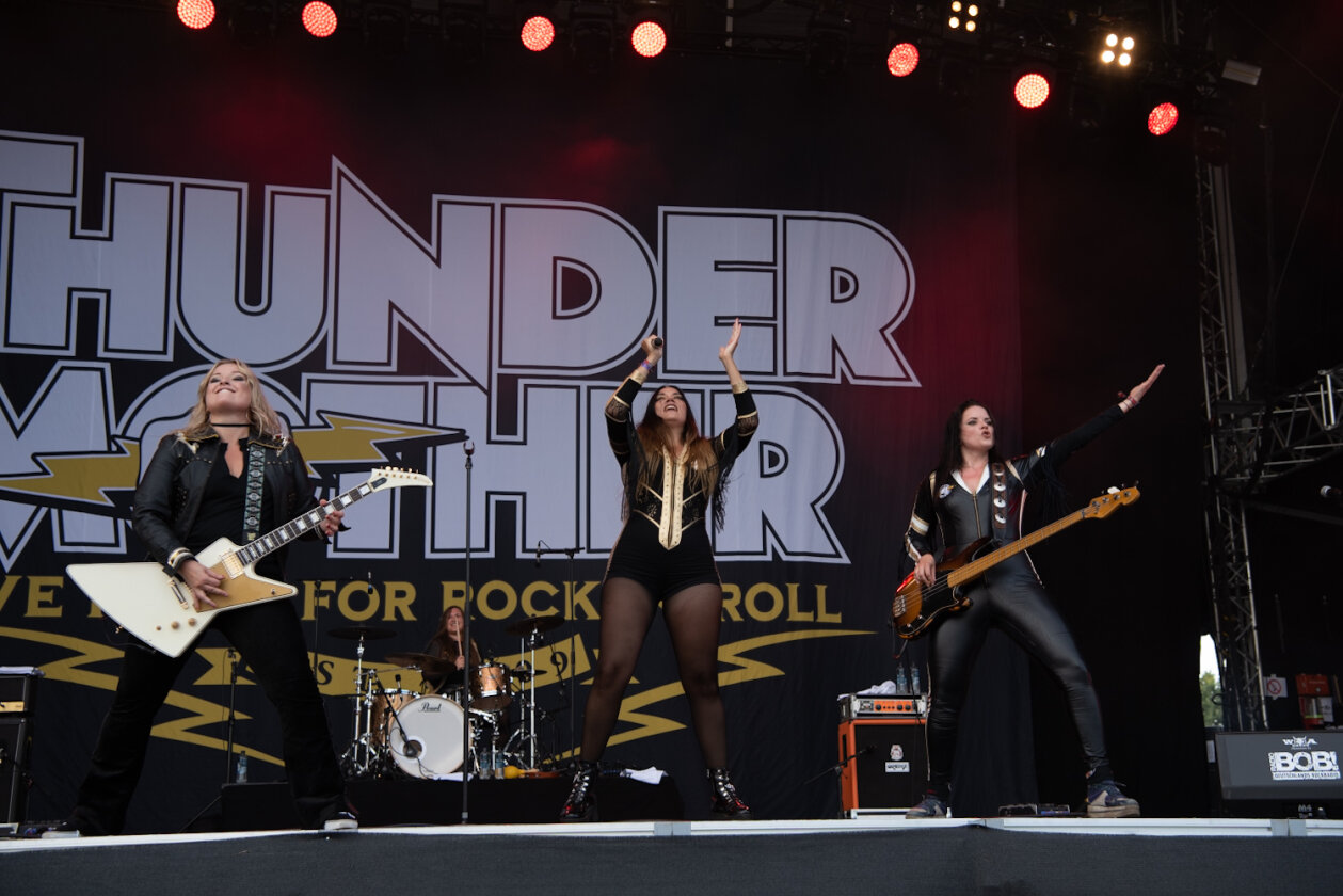 Die Spiele auf dem Holy Ground sind eröffnet: Judas Priest, GWAR u.v.a. beim Wacken Open Air. – Thundermother.