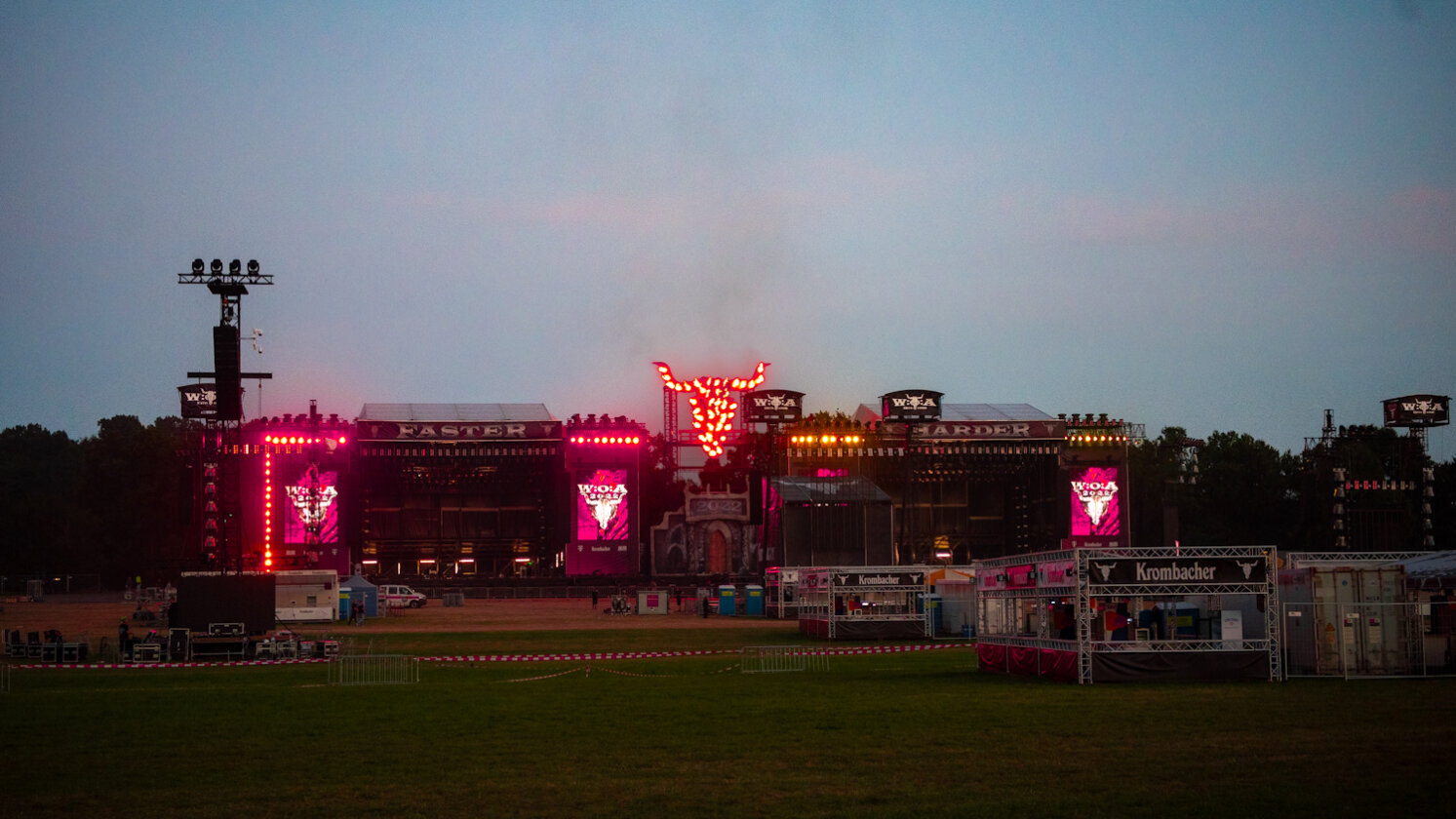 Die Spiele auf dem Holy Ground sind eröffnet: Judas Priest, GWAR u.v.a. beim Wacken Open Air. – Wacken-Gelände.