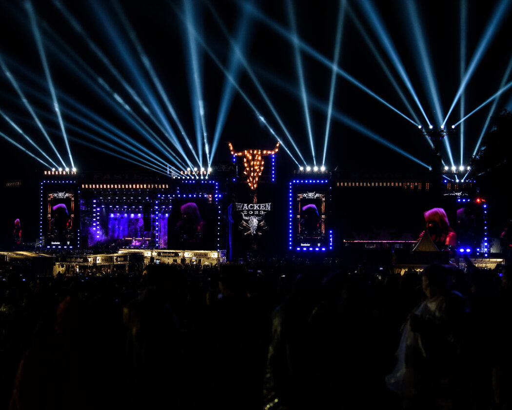 Erstmals in der Geschichte des Metalfestivals verhängten die Verantwortlichen aufgrund tagelangen Starkregens ein Einlassverbot: Rund 50.000 von 85.000 Fans sind vor Ort. – Wacken am Mittwoch.
