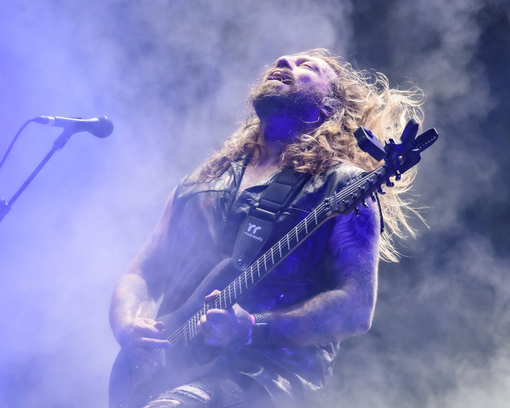 Erstmals in der Geschichte des Metalfestivals verhängten die Verantwortlichen aufgrund tagelangen Starkregens ein Einlassverbot: Rund 50.000 von 85.000 Fans sind vor Ort. – Beyond The Black.