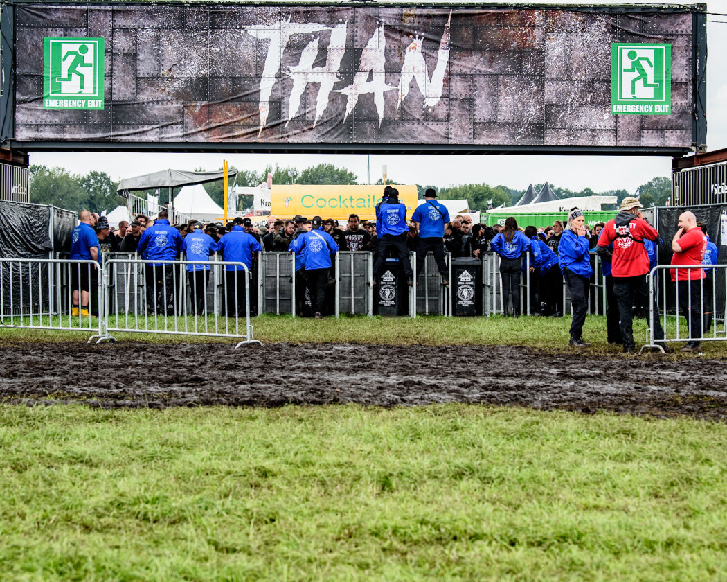 Erstmals in der Geschichte des Metalfestivals verhängten die Verantwortlichen aufgrund tagelangen Starkregens ein Einlassverbot: Rund 50.000 von 85.000 Fans sind vor Ort. – Demnächst gehts los.