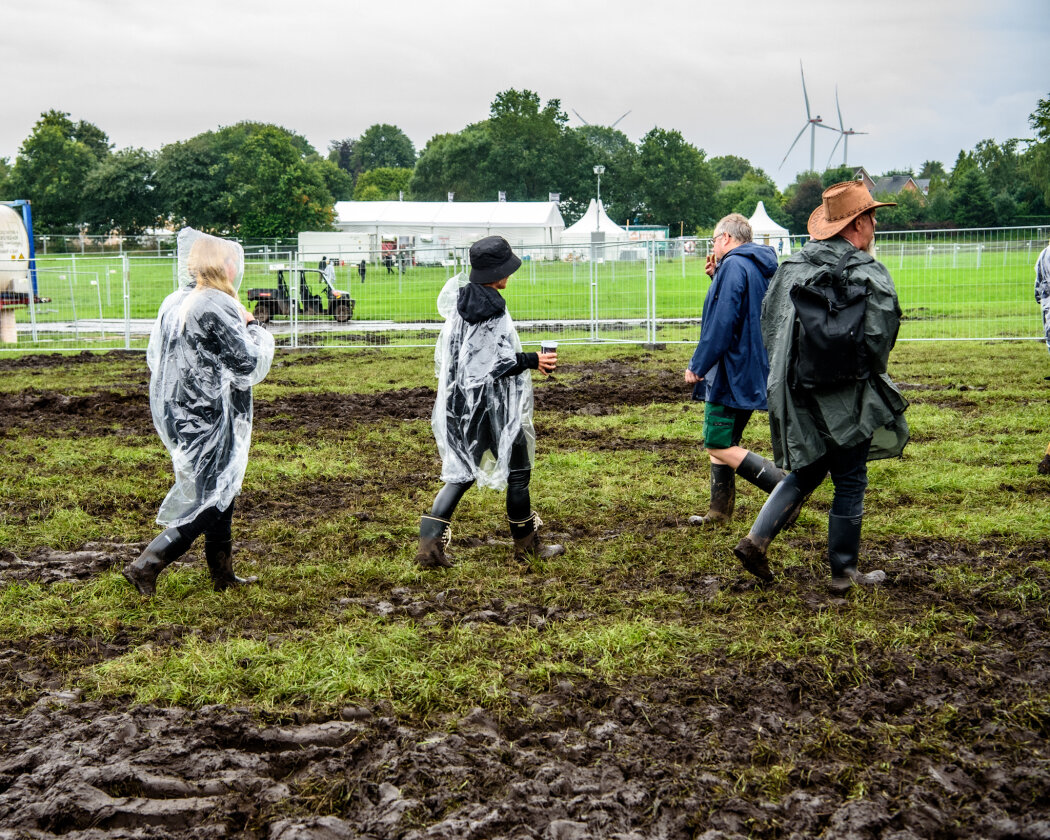Erstmals in der Geschichte des Metalfestivals verhängten die Verantwortlichen aufgrund tagelangen Starkregens ein Einlassverbot: Rund 50.000 von 85.000 Fans sind vor Ort. – Endlich drinnen.