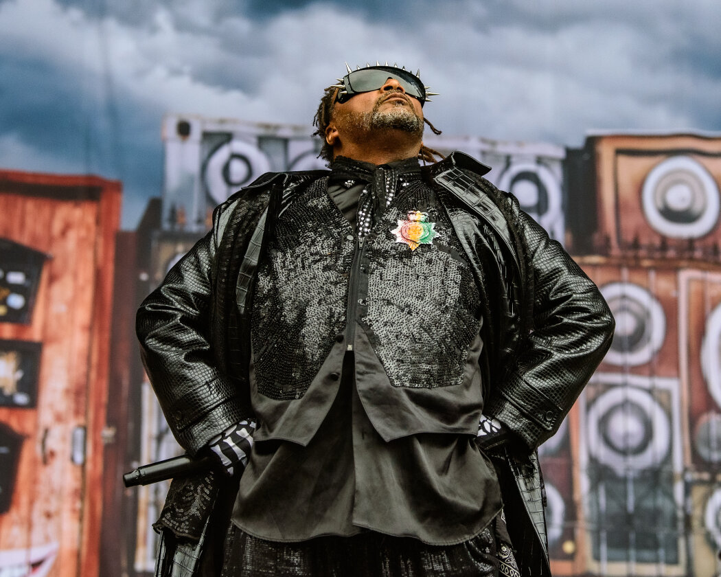 Erstmals in der Geschichte des Metalfestivals verhängten die Verantwortlichen aufgrund tagelangen Starkregens ein Einlassverbot: Rund 50.000 von 85.000 Fans sind vor Ort. – ... erst mal Skindred.