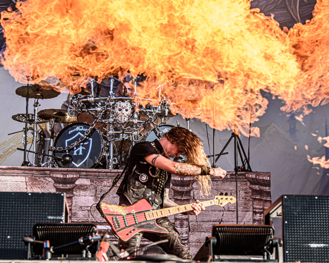 Erstmals in der Geschichte des Metalfestivals verhängten die Verantwortlichen aufgrund tagelangen Starkregens ein Einlassverbot: Rund 50.000 von 85.000 Fans sind vor Ort. – Hammerfall.