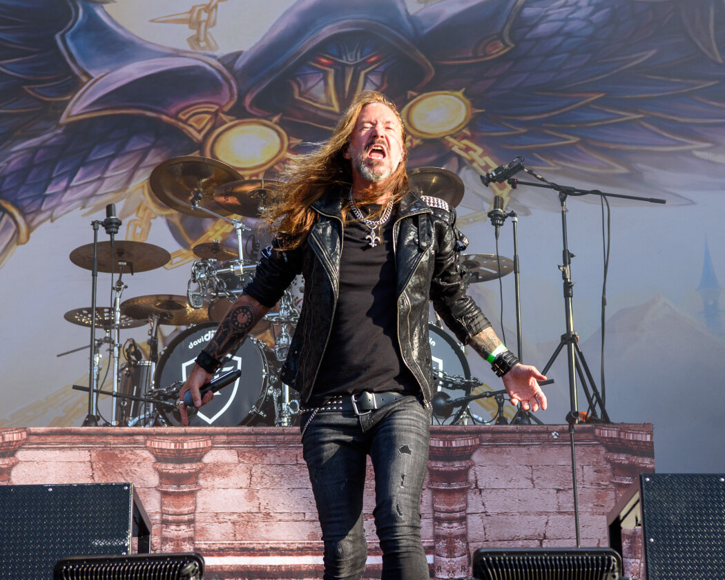 Erstmals in der Geschichte des Metalfestivals verhängten die Verantwortlichen aufgrund tagelangen Starkregens ein Einlassverbot: Rund 50.000 von 85.000 Fans sind vor Ort. – Hammerfall.
