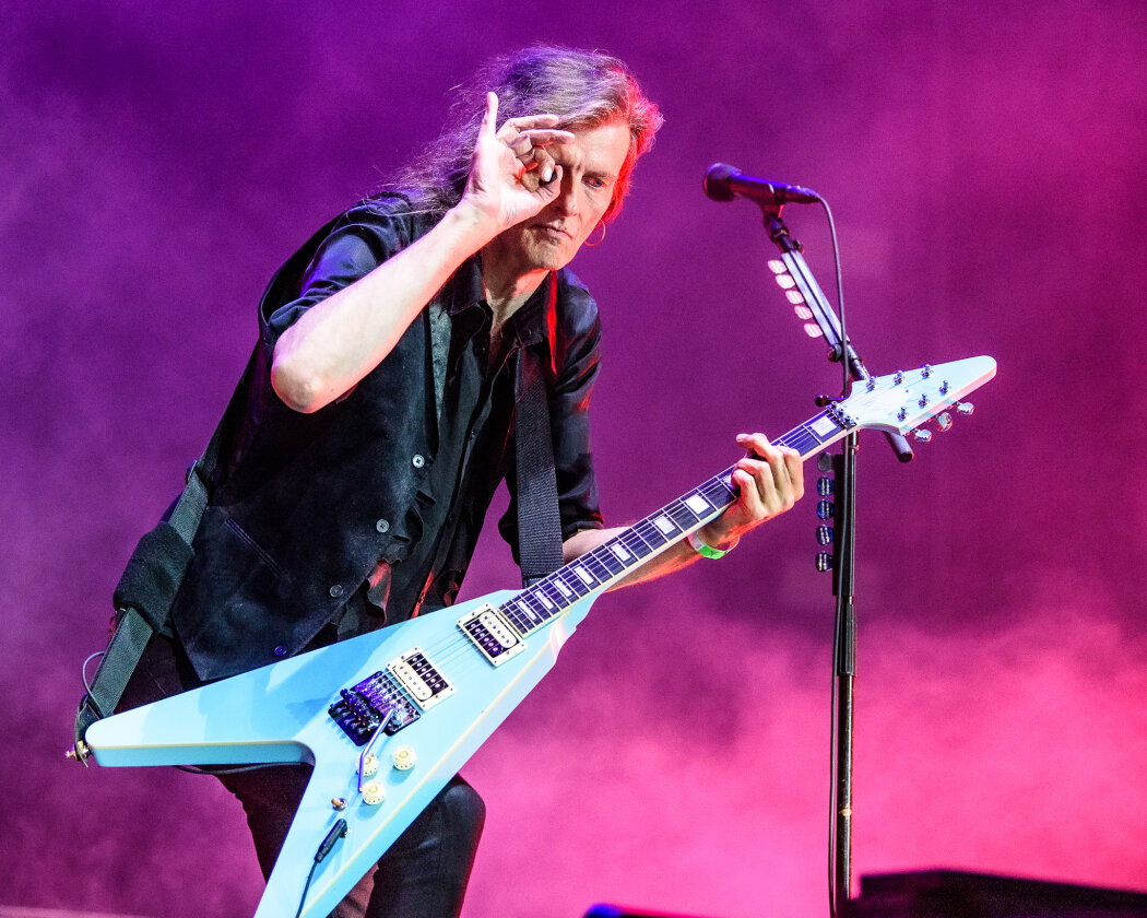 Erstmals in der Geschichte des Metalfestivals verhängten die Verantwortlichen aufgrund tagelangen Starkregens ein Einlassverbot: Rund 50.000 von 85.000 Fans sind vor Ort. – Helloween.