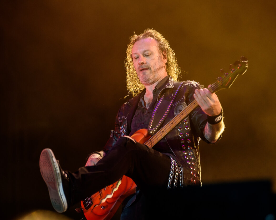Erstmals in der Geschichte des Metalfestivals verhängten die Verantwortlichen aufgrund tagelangen Starkregens ein Einlassverbot: Rund 50.000 von 85.000 Fans sind vor Ort. – Helloween.