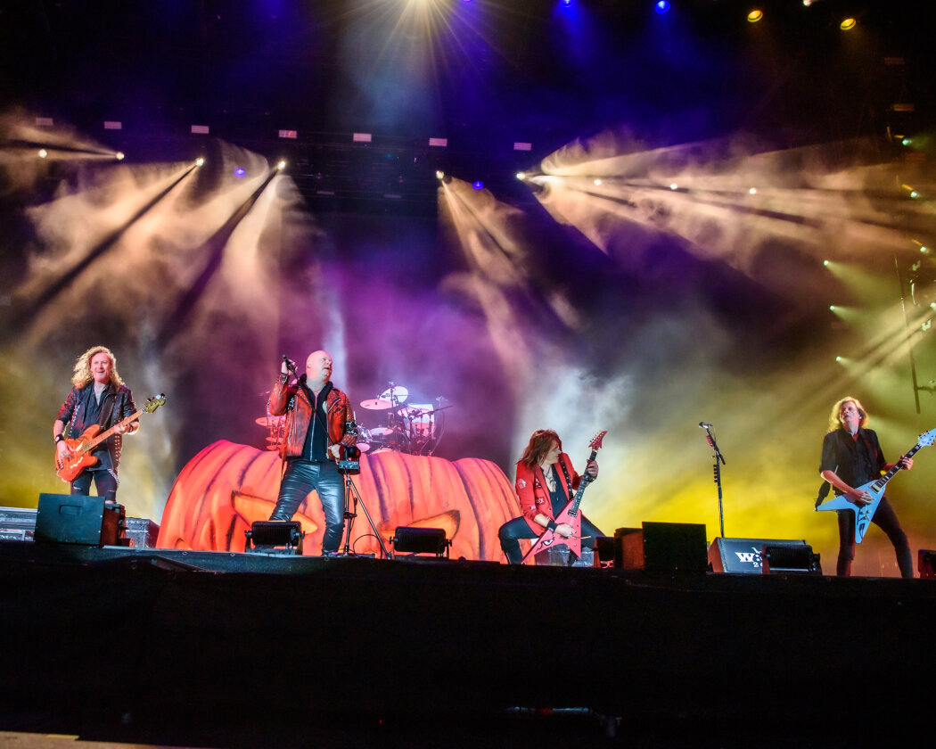 Erstmals in der Geschichte des Metalfestivals verhängten die Verantwortlichen aufgrund tagelangen Starkregens ein Einlassverbot: Rund 50.000 von 85.000 Fans sind vor Ort. – Helloween.