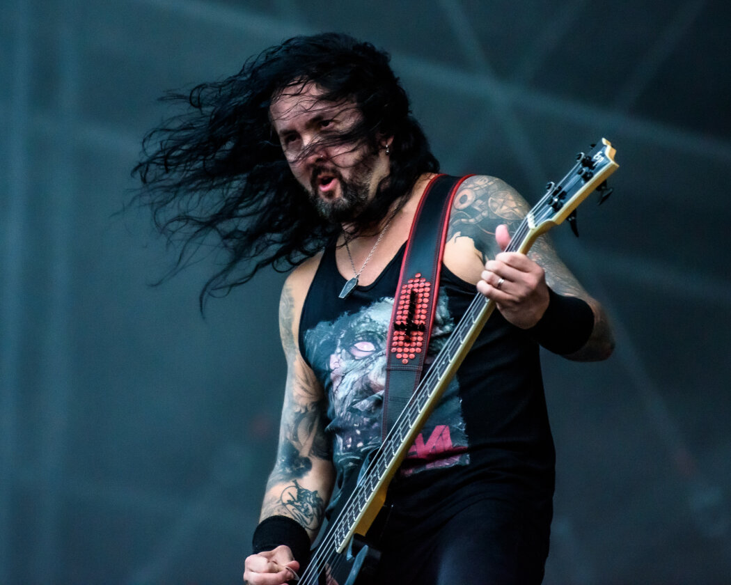 Erstmals in der Geschichte des Metalfestivals verhängten die Verantwortlichen aufgrund tagelangen Starkregens ein Einlassverbot: Rund 50.000 von 85.000 Fans sind vor Ort. – Kreator.