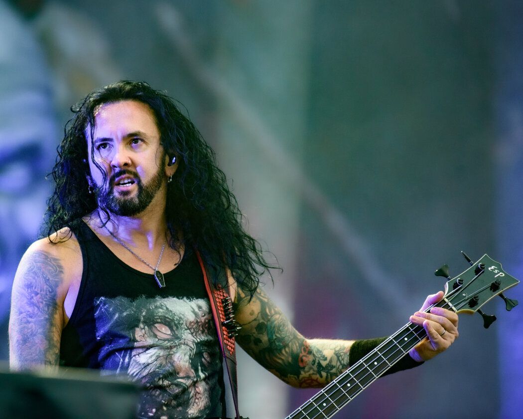 Erstmals in der Geschichte des Metalfestivals verhängten die Verantwortlichen aufgrund tagelangen Starkregens ein Einlassverbot: Rund 50.000 von 85.000 Fans sind vor Ort. – Kreator.