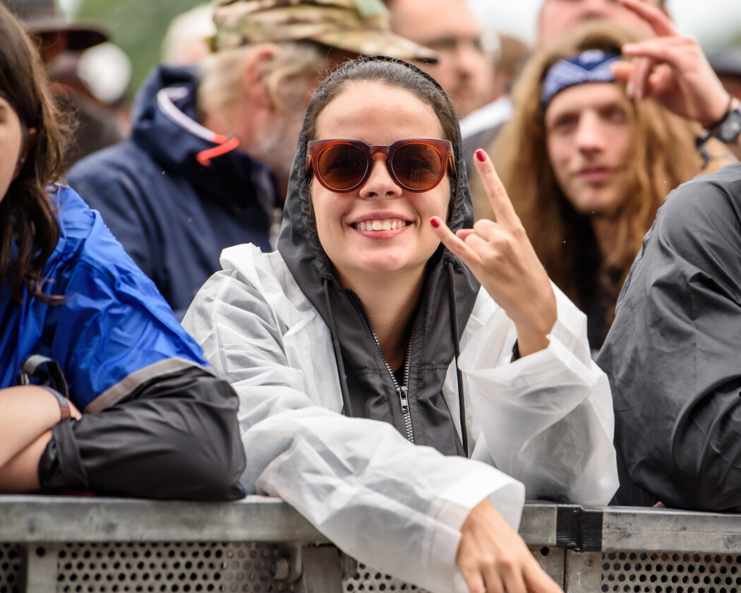 Erstmals in der Geschichte des Metalfestivals verhängten die Verantwortlichen aufgrund tagelangen Starkregens ein Einlassverbot: Rund 50.000 von 85.000 Fans sind vor Ort. – Die Laune bleibt oben, denn jetzt kommen ...