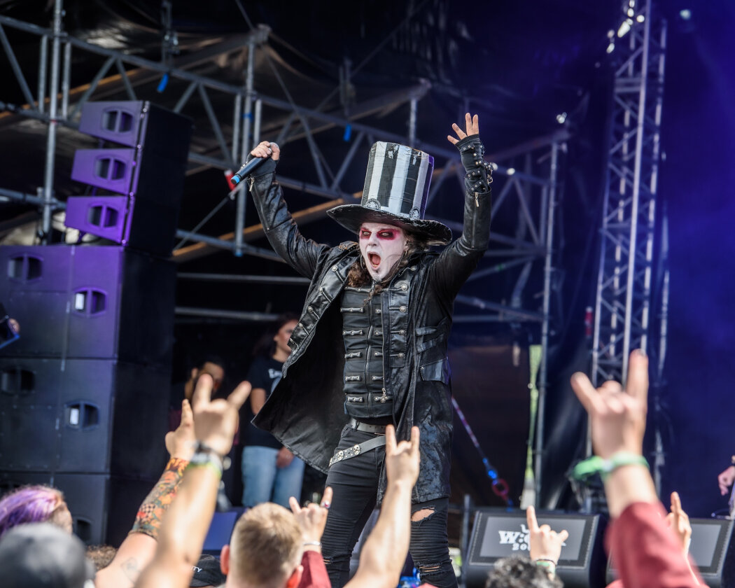 Erstmals in der Geschichte des Metalfestivals verhängten die Verantwortlichen aufgrund tagelangen Starkregens ein Einlassverbot: Rund 50.000 von 85.000 Fans sind vor Ort. – Metal Battle!