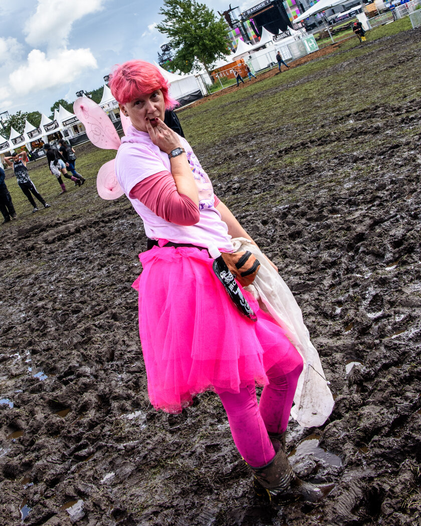 Erstmals in der Geschichte des Metalfestivals verhängten die Verantwortlichen aufgrund tagelangen Starkregens ein Einlassverbot: Rund 50.000 von 85.000 Fans sind vor Ort. – Wo sie nun wohl hinflattert?