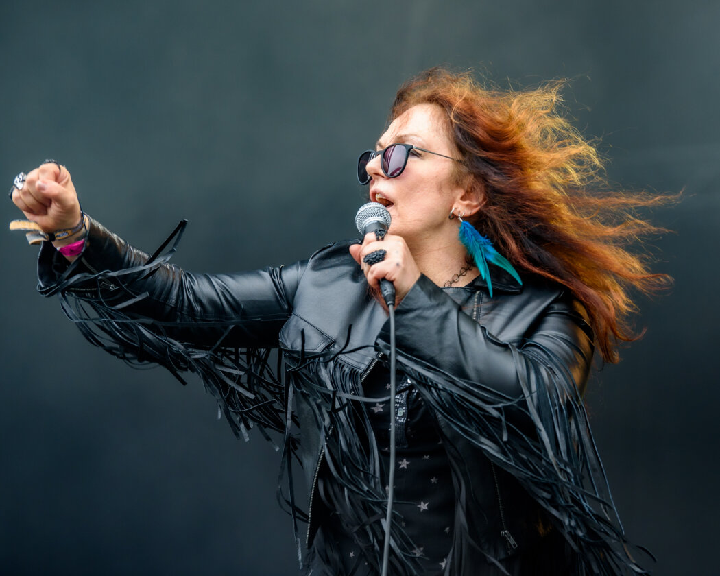Erstmals in der Geschichte des Metalfestivals verhängten die Verantwortlichen aufgrund tagelangen Starkregens ein Einlassverbot: Rund 50.000 von 85.000 Fans sind vor Ort. – Skew Siskin.