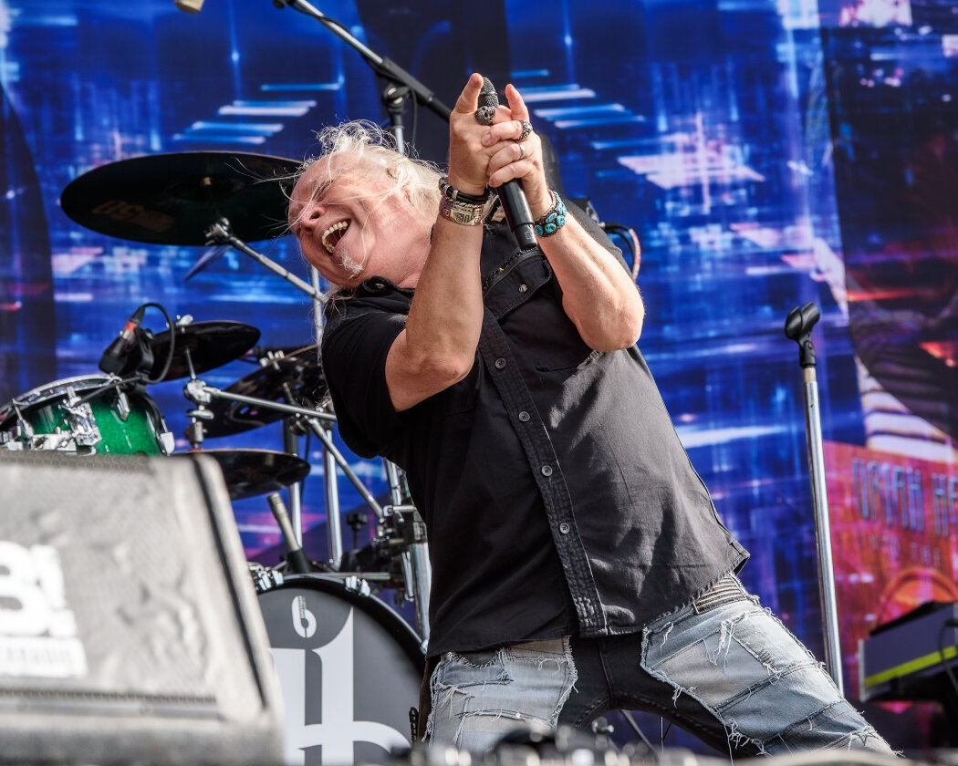 Erstmals in der Geschichte des Metalfestivals verhängten die Verantwortlichen aufgrund tagelangen Starkregens ein Einlassverbot: Rund 50.000 von 85.000 Fans sind vor Ort. – Uriah Heep.