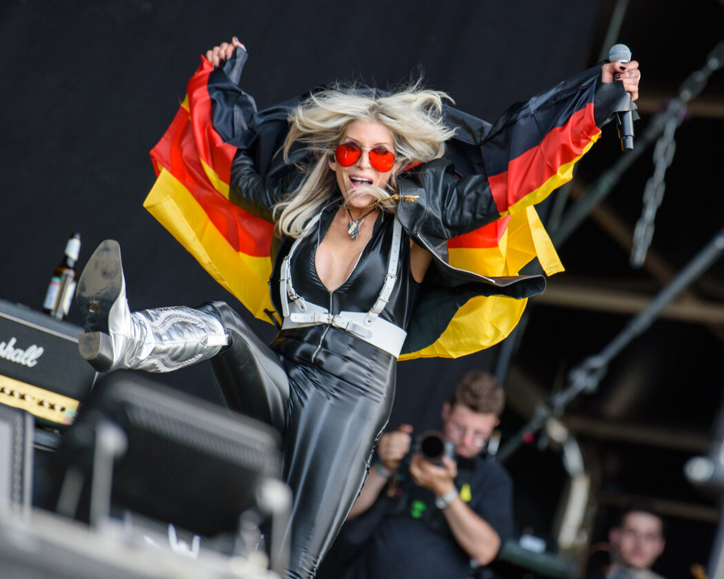 Erstmals in der Geschichte des Metalfestivals verhängten die Verantwortlichen aufgrund tagelangen Starkregens ein Einlassverbot: Rund 50.000 von 85.000 Fans sind vor Ort. – Vixen.