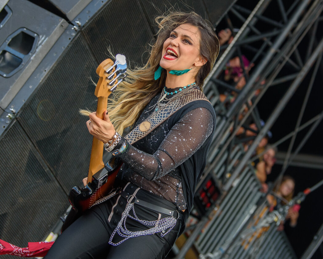 Erstmals in der Geschichte des Metalfestivals verhängten die Verantwortlichen aufgrund tagelangen Starkregens ein Einlassverbot: Rund 50.000 von 85.000 Fans sind vor Ort. – Vixen.