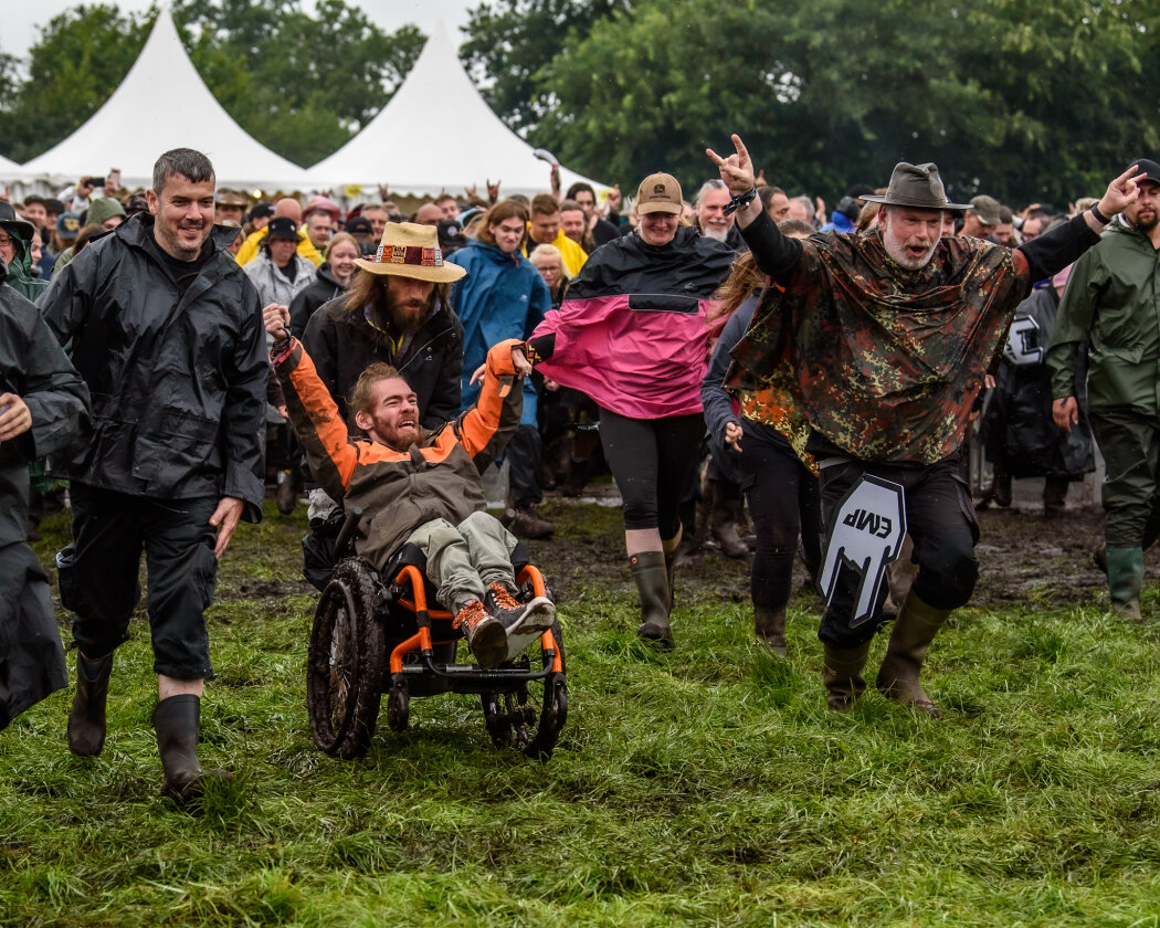 Erstmals in der Geschichte des Metalfestivals verhängten die Verantwortlichen aufgrund tagelangen Starkregens ein Einlassverbot: Rund 50.000 von 85.000 Fans sind vor Ort. – ... wir kommen!