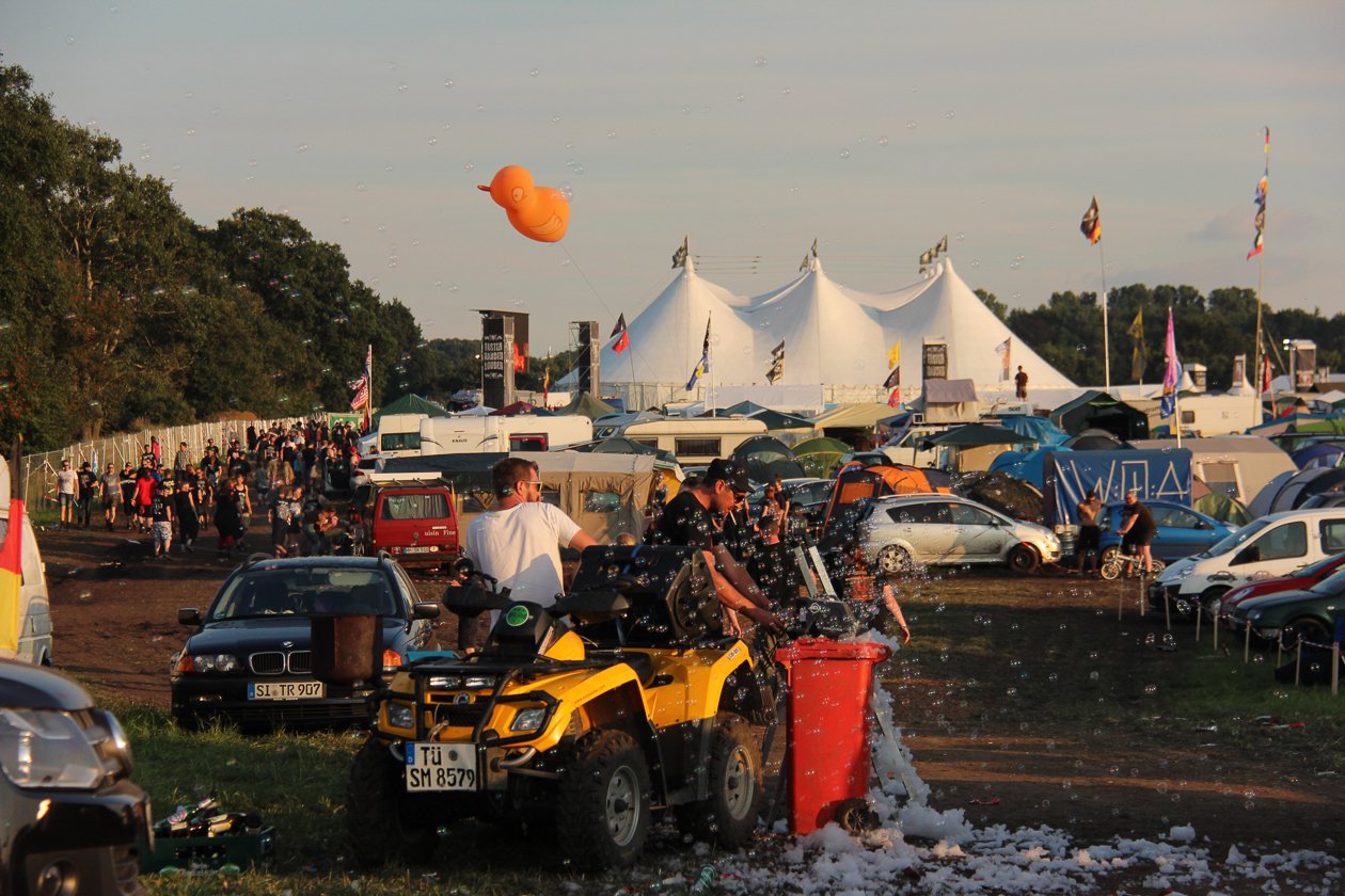 Viele reisten schon Dienstagabend an - Waaaacken lääääuuuft! – Seifenblasen fürs Wacken 2016.
