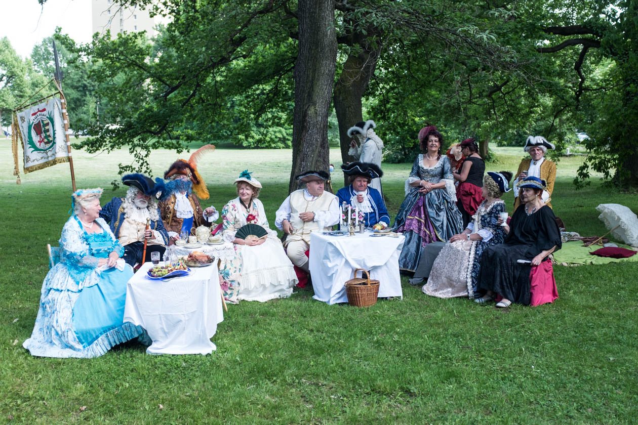 Szene-Treffen in Leipzig: Impressionen vom schwarzen Pfingstwochenende. – ... bis hin zum vornehmen Picknick.