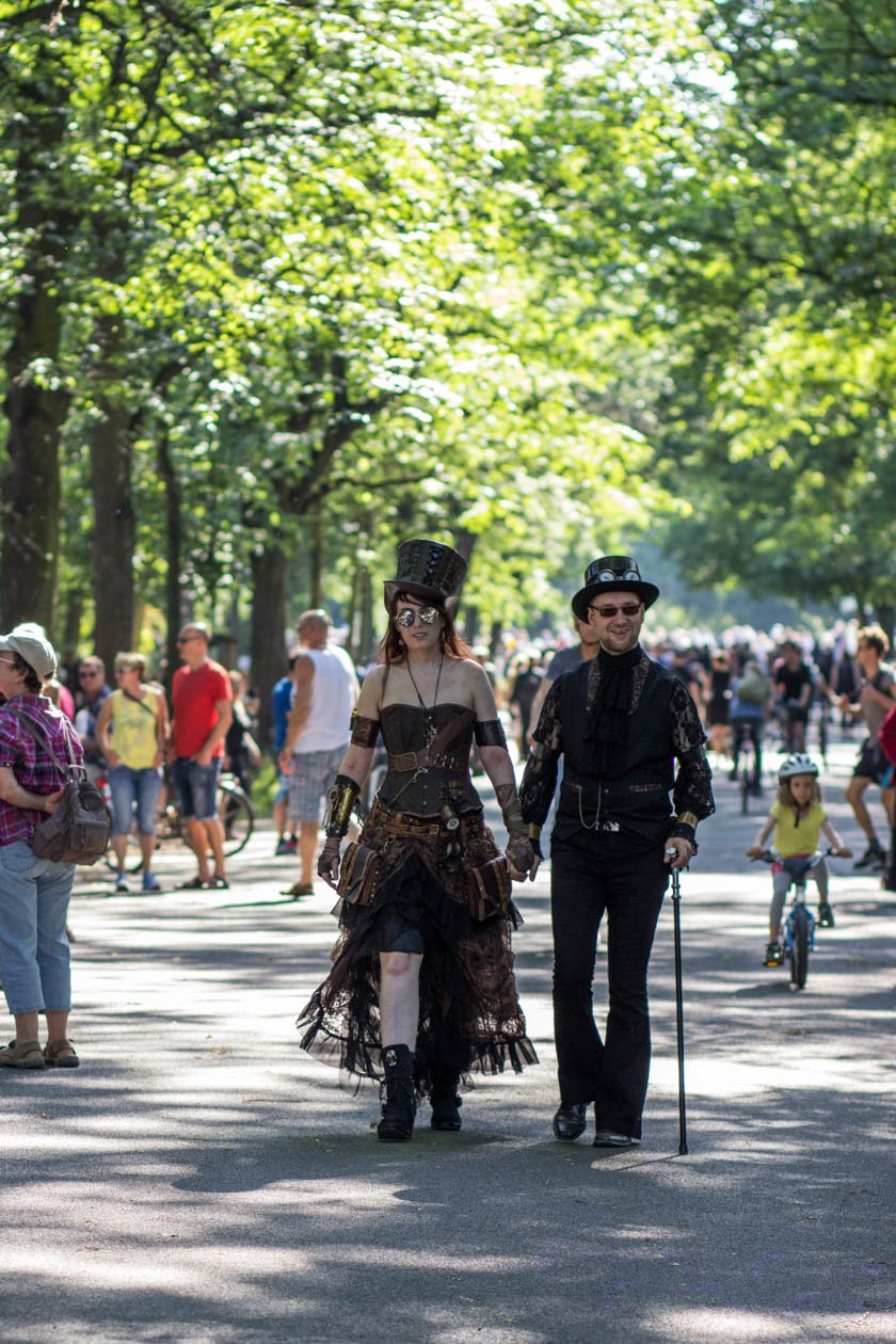 Szene-Treffen in Leipzig: Impressionen vom schwarzen Pfingstwochenende. – Da konnte es schon mal passieren, dass ein gemütlicher Spaziergang ...