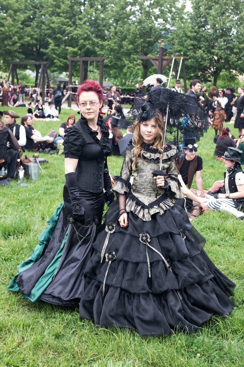 Szene-Treffen in Leipzig: Impressionen vom schwarzen Pfingstwochenende. – Diese Mama ist besonders stolz auf ihre elegant gekleidete Tochter.