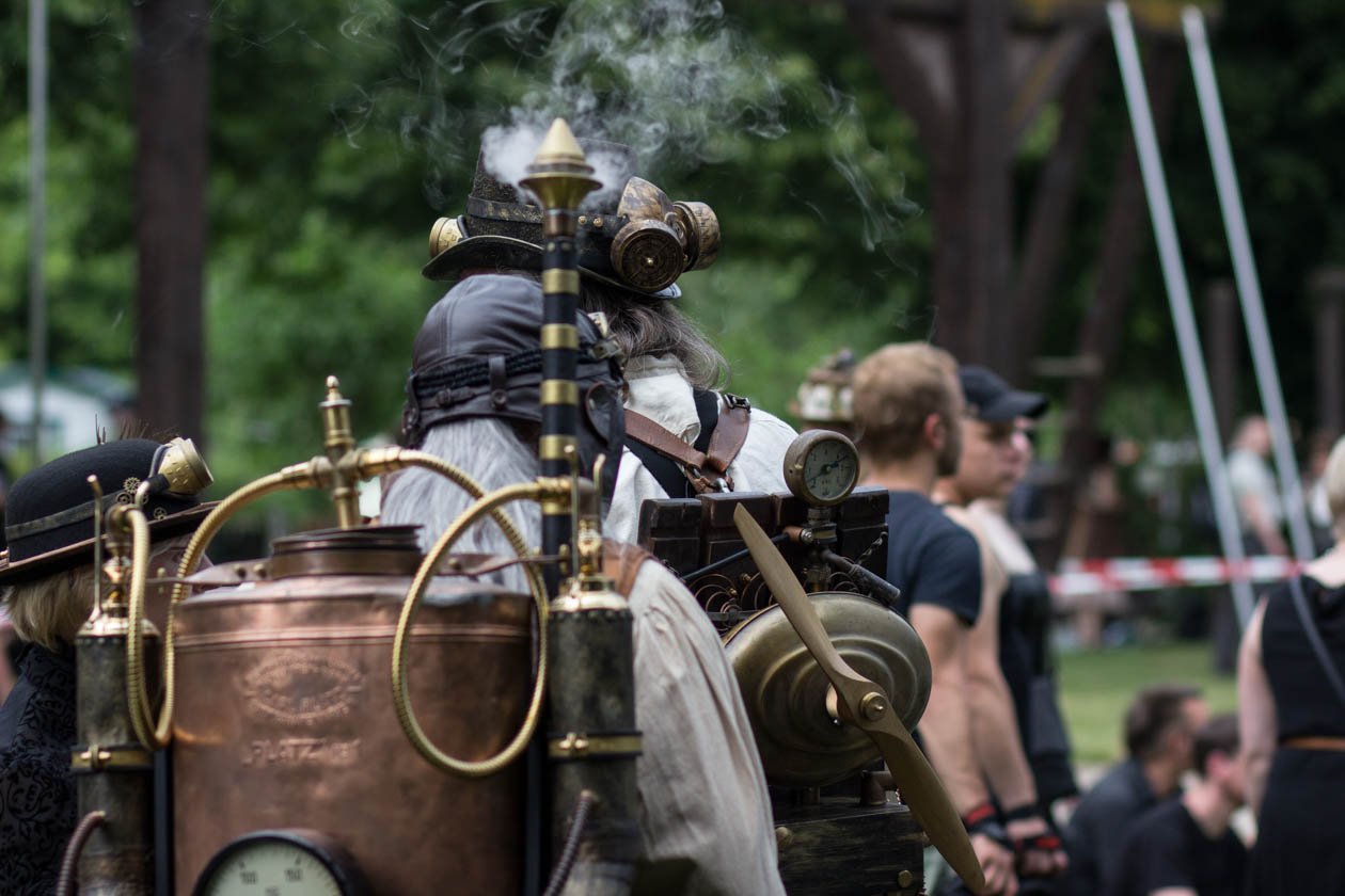 Szene-Treffen in Leipzig: Impressionen vom schwarzen Pfingstwochenende. – Eifrige Tüftler präsentierten Eigenkreationen.