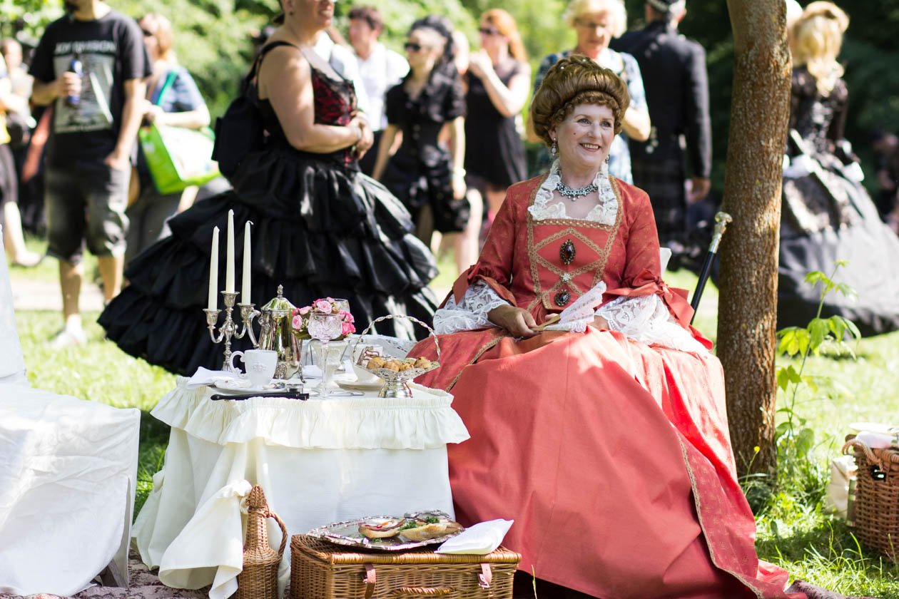 Szene-Treffen in Leipzig: Impressionen vom schwarzen Pfingstwochenende. – Oder genossen ihr Picknick im Schatten und erfreuten sich an den Menschenmassen.