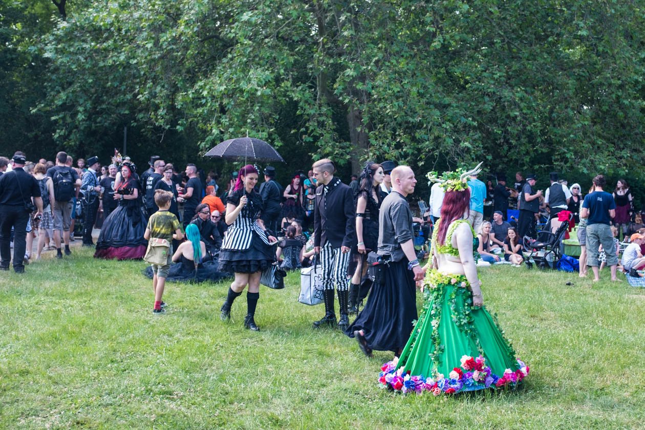 Szene-Treffen in Leipzig: Impressionen vom schwarzen Pfingstwochenende. – Das Picknick lockte nicht nur Festivalbesucher an. 