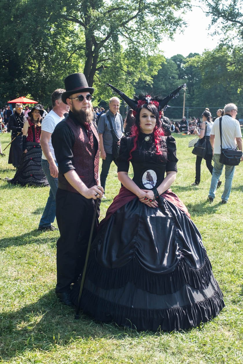 Szene-Treffen in Leipzig: Impressionen vom schwarzen Pfingstwochenende. – Die schweren Roben ...