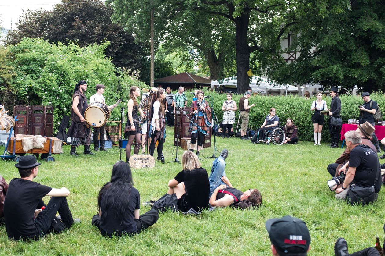 Szene-Treffen in Leipzig: Impressionen vom schwarzen Pfingstwochenende. – ... spielte in der kleinen Gartenanlage auch eine Band.