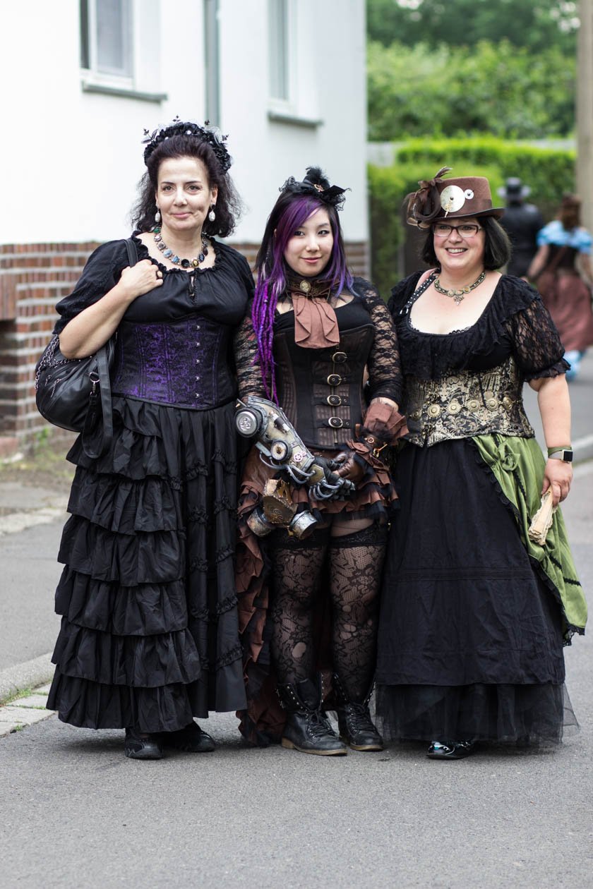 Szene-Treffen in Leipzig: Impressionen vom schwarzen Pfingstwochenende. – Steampunks posierten für die Kameras auch mit Gotik-Freunden ...