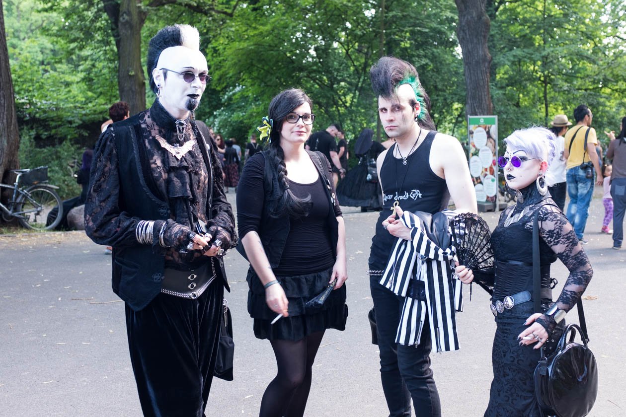 Szene-Treffen in Leipzig: Impressionen vom schwarzen Pfingstwochenende. – Beim viktorianischen Picknick im Clara-Zetkin-Park ...