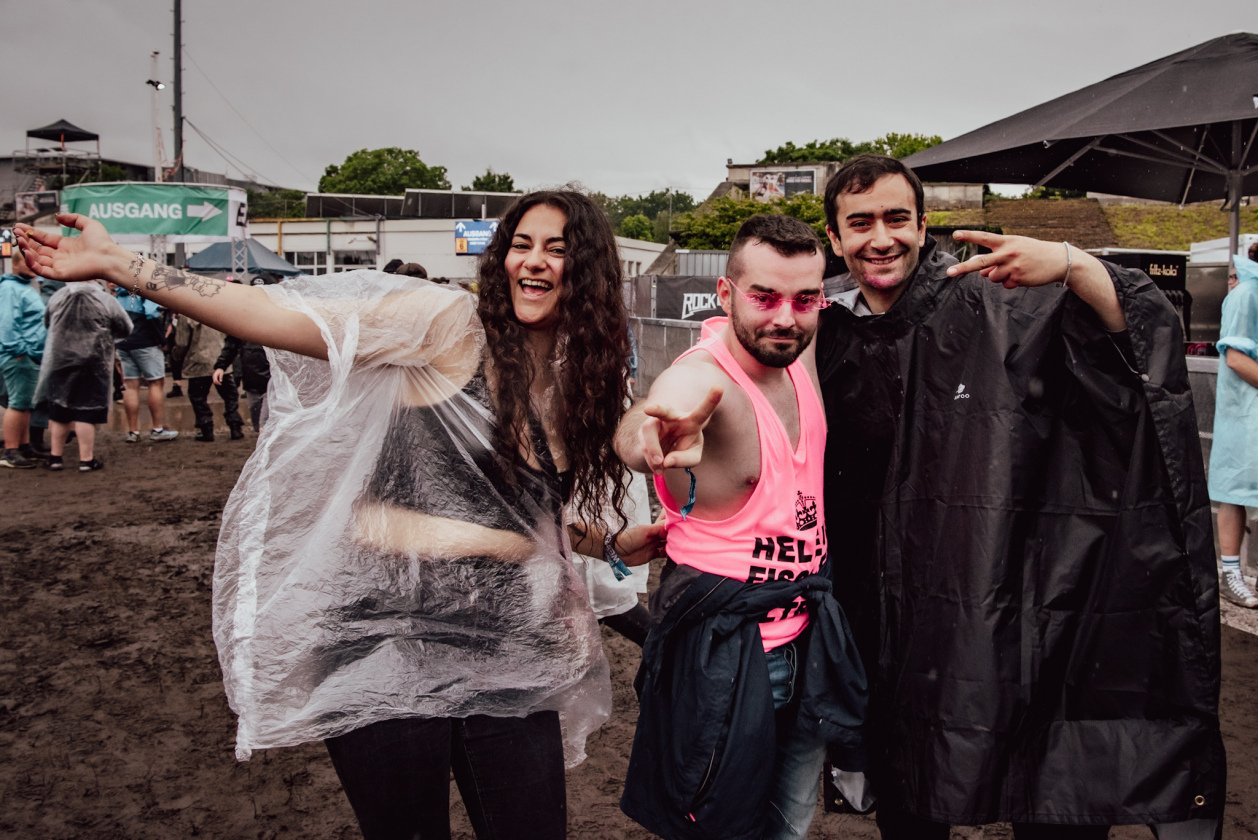 Über 88.000 Fans feiern hochkarätige Acts wie Slipknot, Bring Me The Horizon u.v.m. – Spaß im Regen.